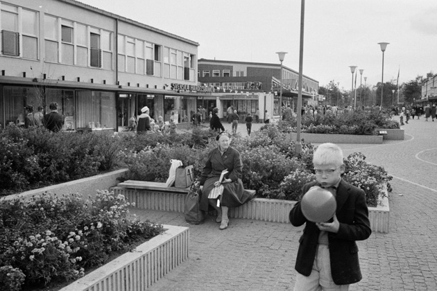 Kortedala Torg på 1950-tal. En pojke som blåser ballong.